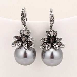 GRAY PEARL DIAMOND FLOWER EARRINGS